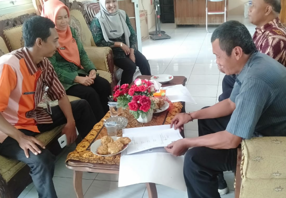 Menerima tamu dari PUPR dalam rangka koordinasi rencana Pensertifikatan tanah di Kelurahan Balok.